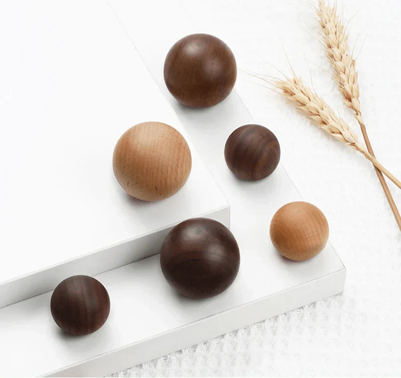 Natural wooden knobs in beech and walnut, minimalist design by AURÈA HOME.